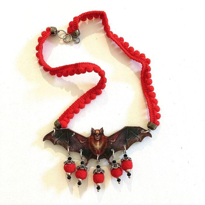 Collier chauve souris en bois - photo numéro 1