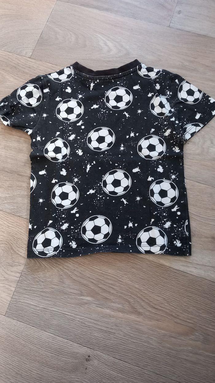 T-shirt à manches courtes avec des ballons de football dessus - photo numéro 2