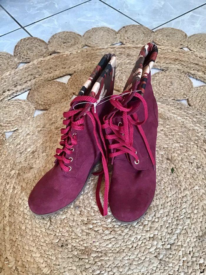 Paire de bottine compensée bordeaux et dessus camouflage taille 38 - photo numéro 3