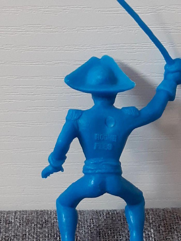 Figurine cowboy en plastique bleu La roche aux fées - photo numéro 6