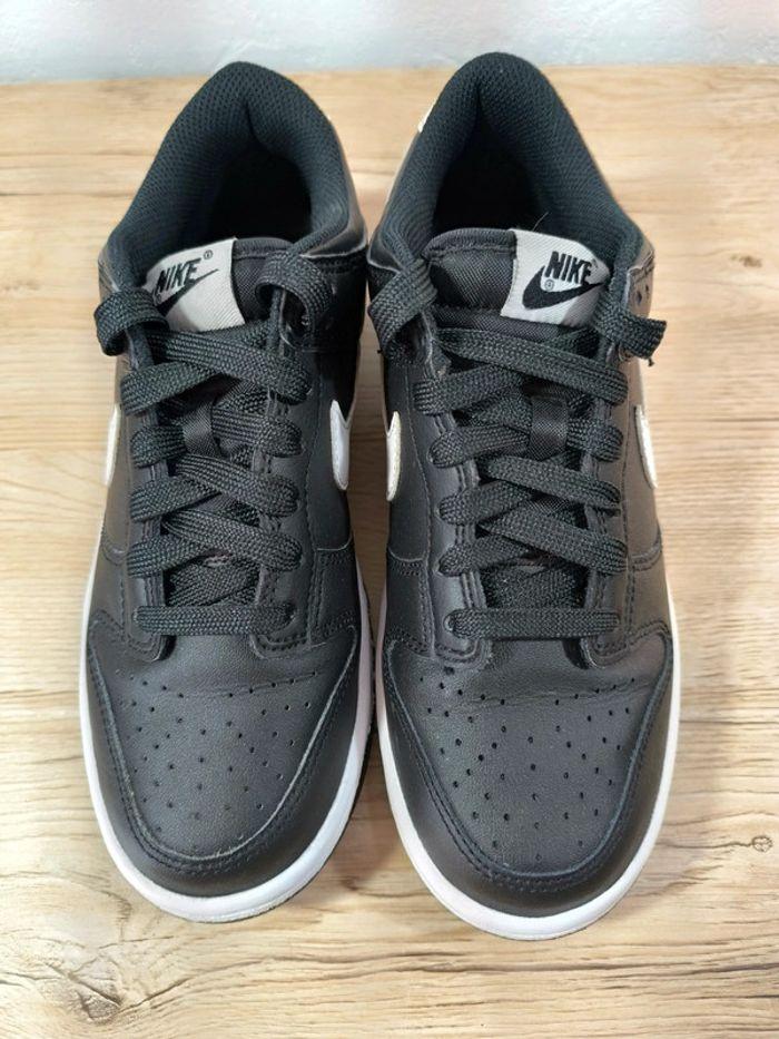 Baskets Nike dunk low blanches et noires pointure 37,5 neuves sans boîte - photo numéro 4