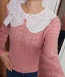 Élégant pull rose col claudine un broderie anglaise