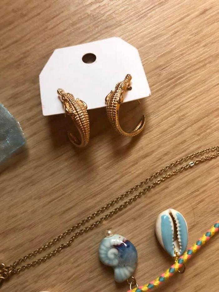 Lot de bijoux : deux paires de boucles d’oreilles et un collier - photo numéro 3