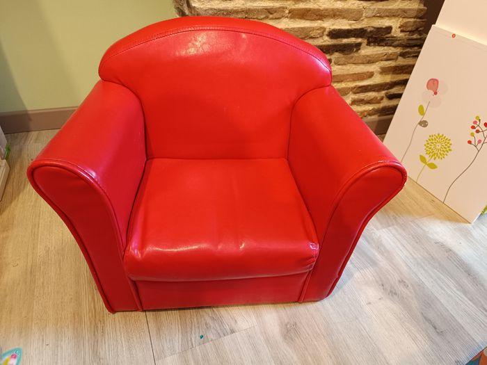 Très beau fauteuil rouge pour enfant simili cuir - photo numéro 1