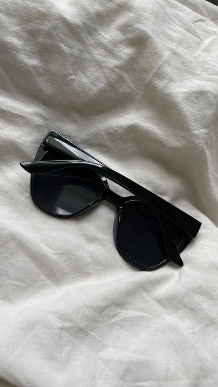 Lunettes de soleil noires - photo numéro 3