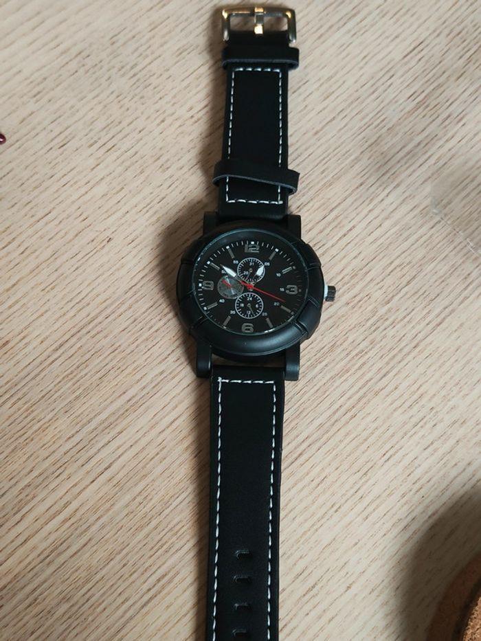 Montre noire épaisse, et collier de loup - photo numéro 5