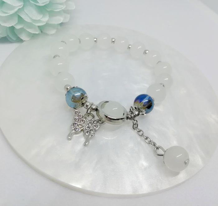 Joli bracelet en perles de verre blanche avec pendentif papillon - photo numéro 3