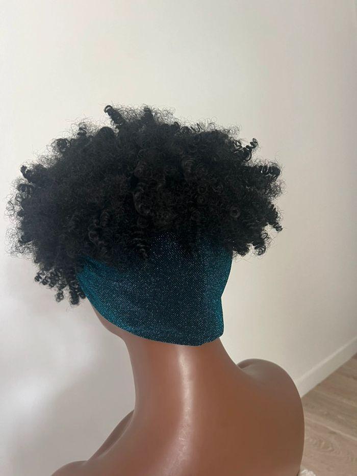 Perruque bandeau afro bouclée noire - photo numéro 7