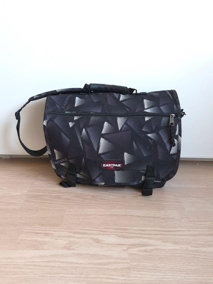 Grand sac bandoulière Eastpak comme neuf - photo numéro 1