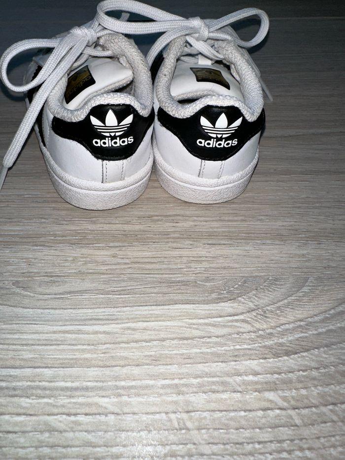 Baskets adidas superstar excellent état pointure 22 - photo numéro 3