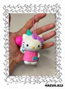 Gros porte clés / Figurine Hello Kitty McDonald's 2015 avec cadeau dedans