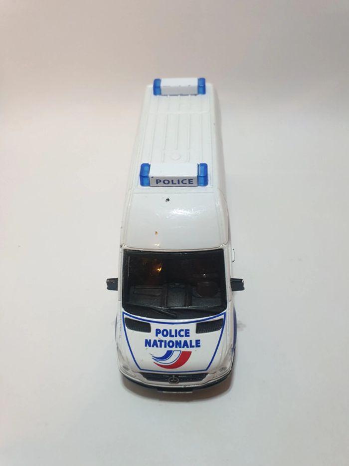 Burago Mercedes-Benz Sprinter Police Nationale 1/48 - photo numéro 3