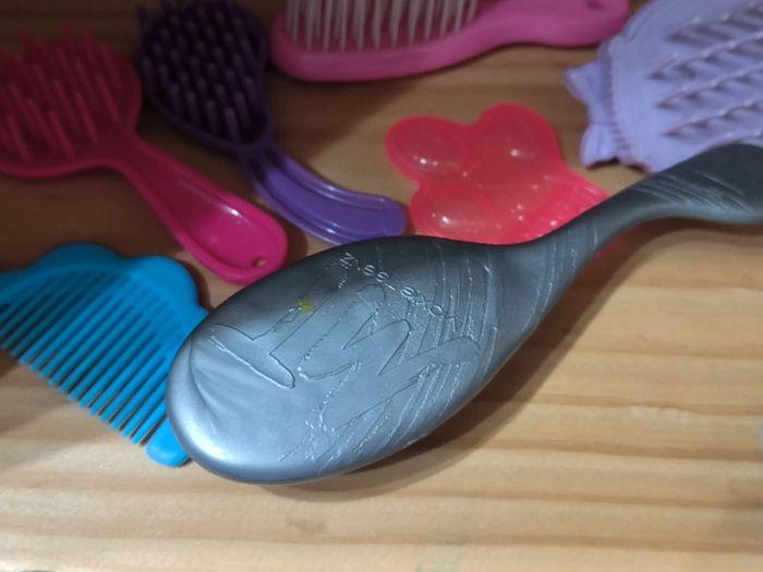 Poupée barbie et autre peigne brosse - photo numéro 2