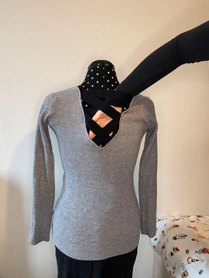 Pull moulant gris ouvert dans le dos taille S / 36 - photo numéro 4