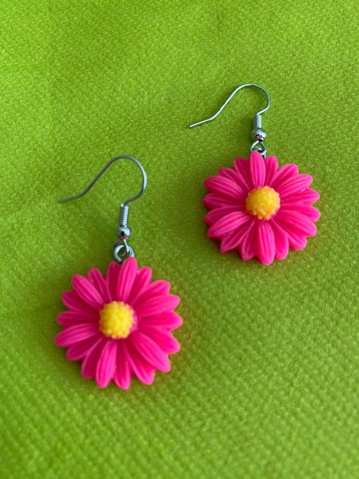 Boucles d’oreilles pendantes fleur rose fuchsia en résine - photo numéro 2