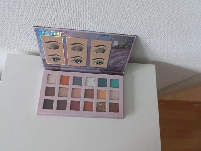 💄Palette Hyperspace Fab Factory 18 fards à paupières💄 - photo numéro 4