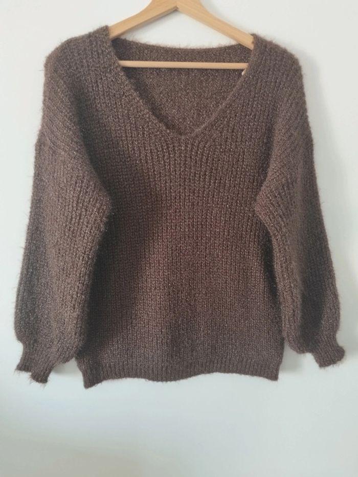 Pull col V avec laine effet brillant marron - photo numéro 3