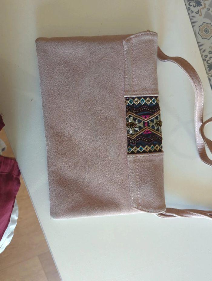 pochette daim brodée vieux rose - photo numéro 2