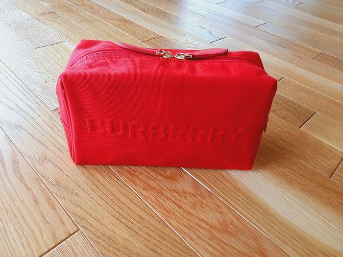 Trousse De Toilette "BURBERRY" en Toile Rouge  neuve sous blister. - photo numéro 1