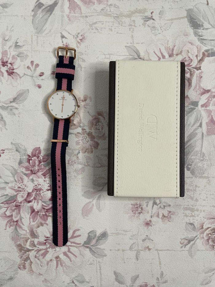 Montre rose gold bleu et rose Daniel Wellington ornée de cristaux Swarovski - photo numéro 1