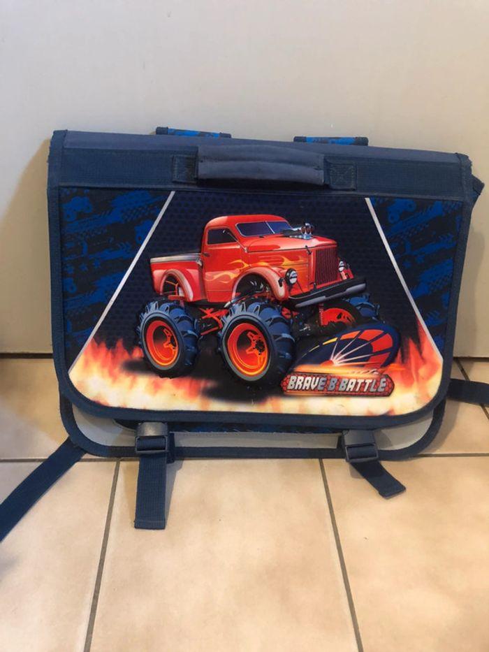 Cartable monster truck relief - photo numéro 1