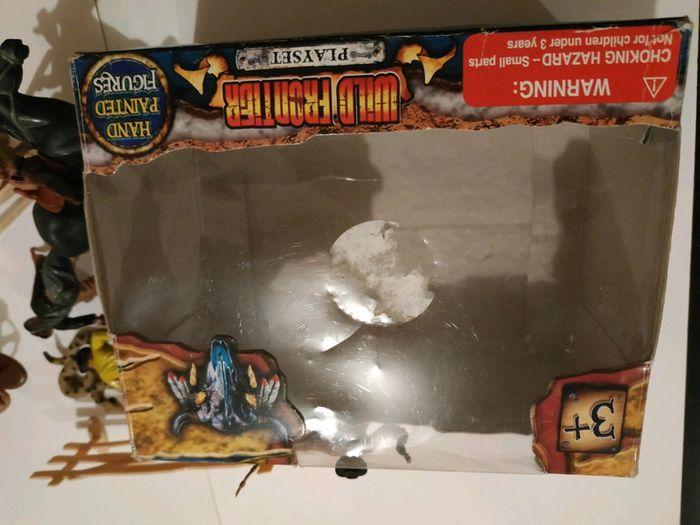 Jouet ancien suprême Wild frontier playset with hand painted figures cowboy et indien - photo numéro 5