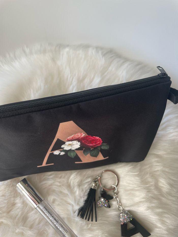 Pochette avec lettre + porte-clés avec lettre + gloss - photo numéro 4