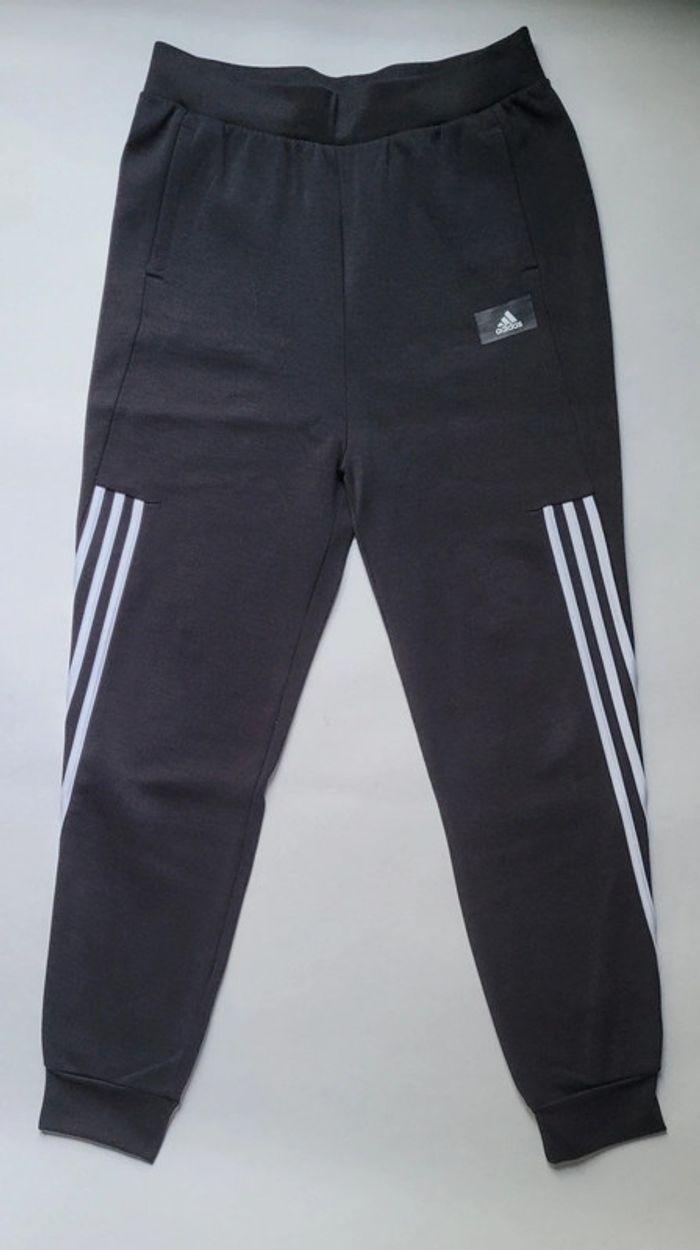 Jogging Adidas noir taille 15-16 ans en très bon état - photo numéro 2