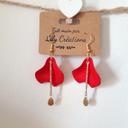 Boucles d'oreilles dorées et pétales rouges LC172