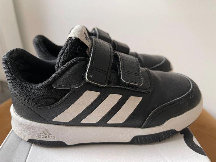 Baskets à scratch enfant adidas taille 26.5 noires et blanches - photo numéro 6