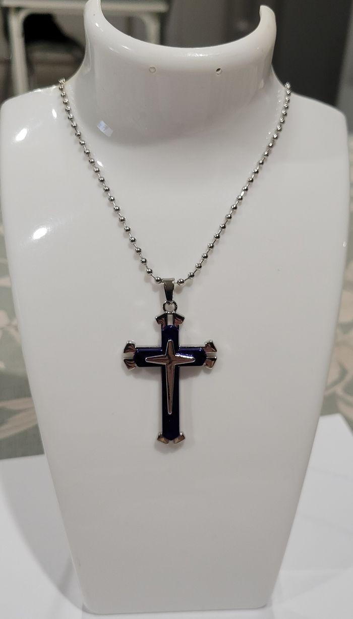 COLLIER CROIX ARGENTE ET BLEU MARINE ! NEUF ! - photo numéro 1