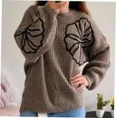 Pull en maille avec motif fleurs taupe