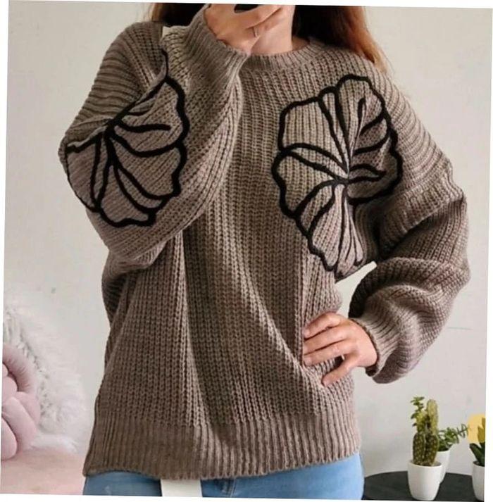 Pull en maille avec motif fleurs taupe