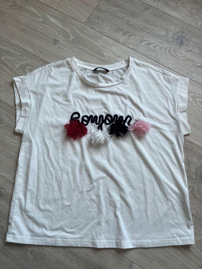 T-shirt blanc avec écritures et pompons - photo numéro 1