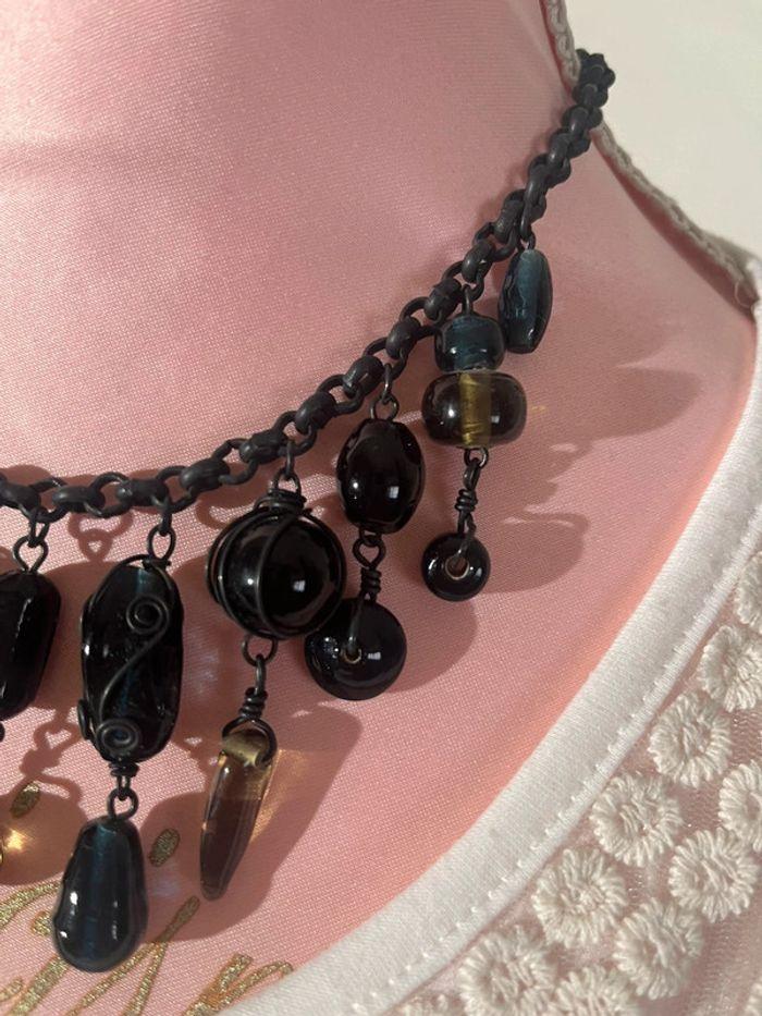 Collier orné de jolies perles en parfait état - photo numéro 3