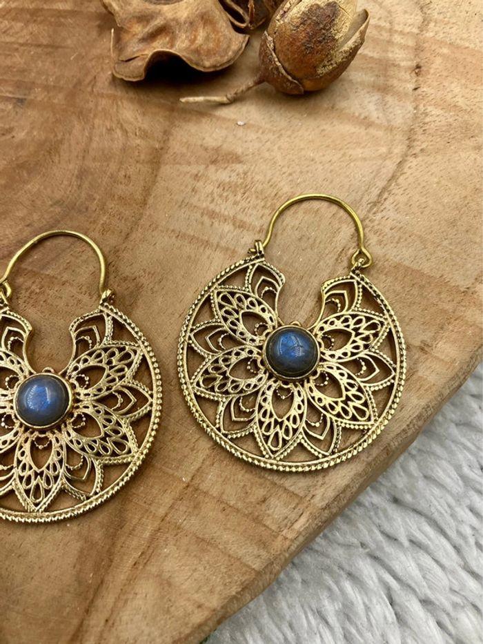 Boucles d’oreilles créoles en laiton Indien avec pierres de Labradorite bleue - photo numéro 3