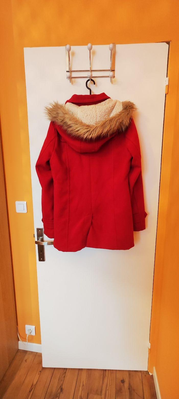 Manteau rouge à capuche - photo numéro 2