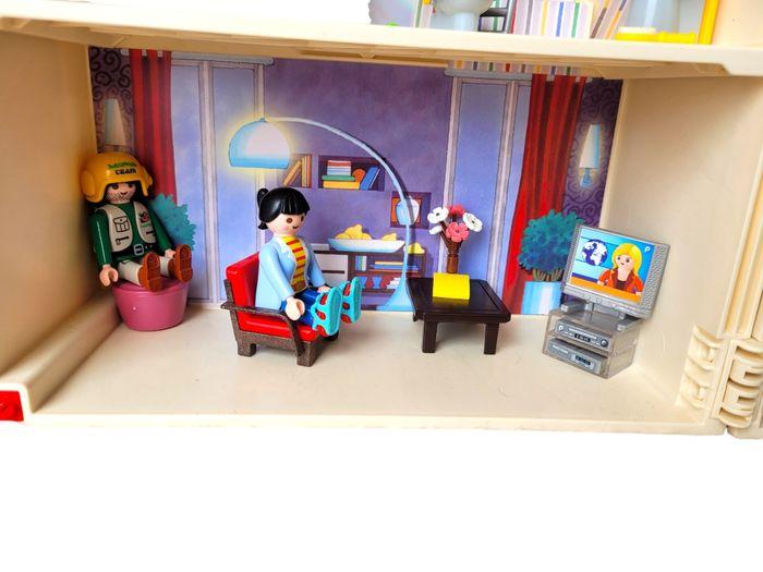 Maison Playmobil avec meubles et personnages - photo numéro 8