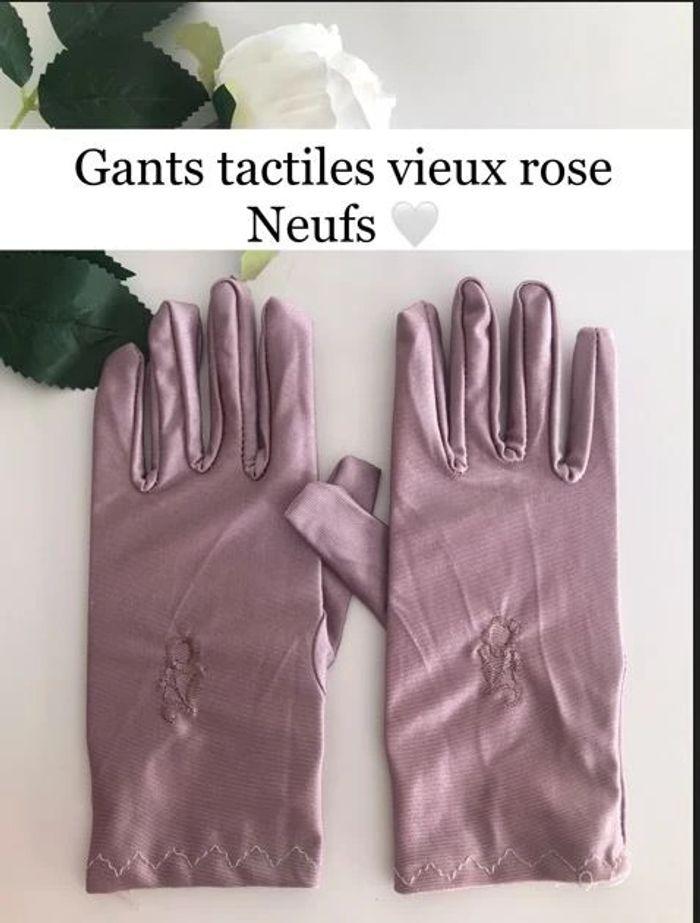 Paire de gants tactiles petite fleur brodée vieux rose🌸 - photo numéro 1