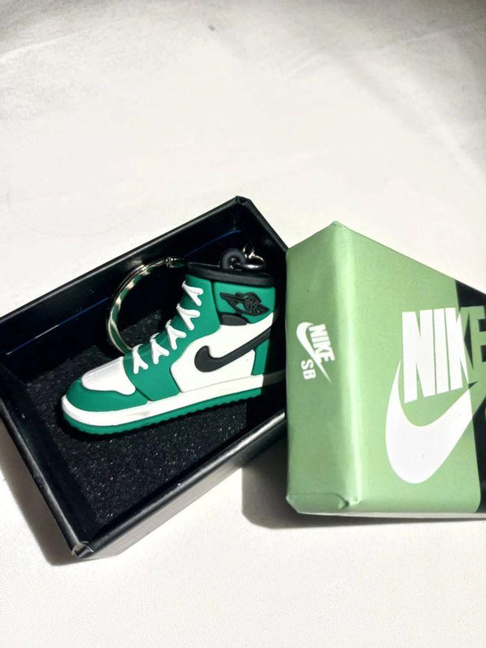 Porte clef nike vert avec boite - photo numéro 1