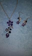 Parure collier + boucles d'oreilles fleurs violet et noir