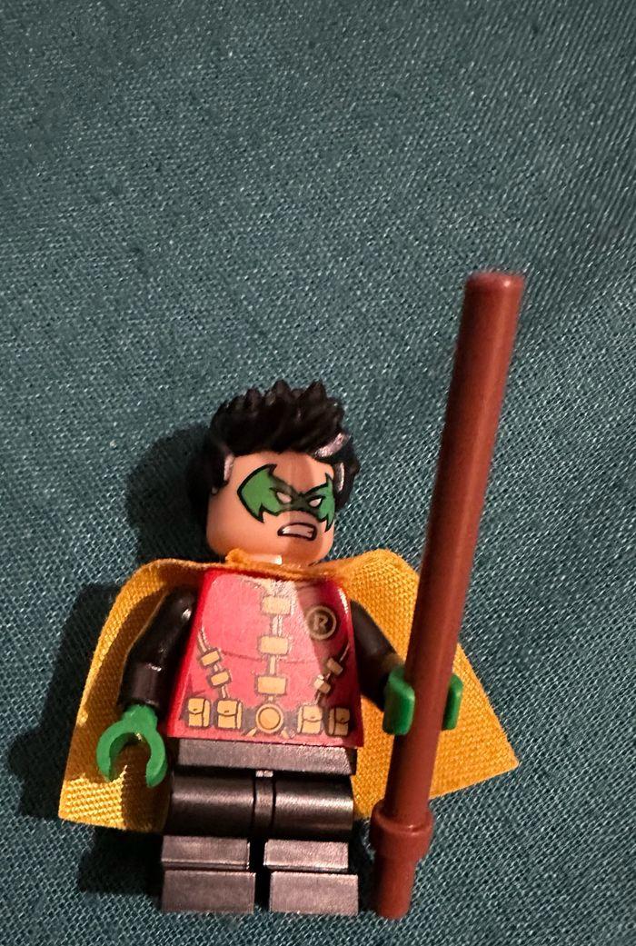 Lego figurine Supet héros Robin et son bâton - photo numéro 1