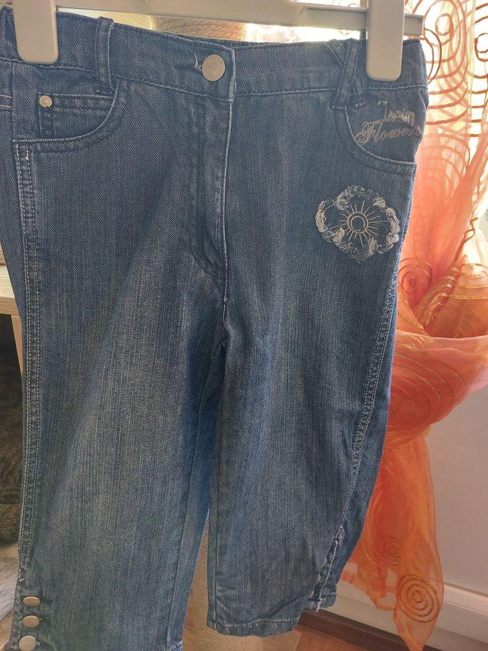 Pantacourt  jeans T 8 ans. Très bon état