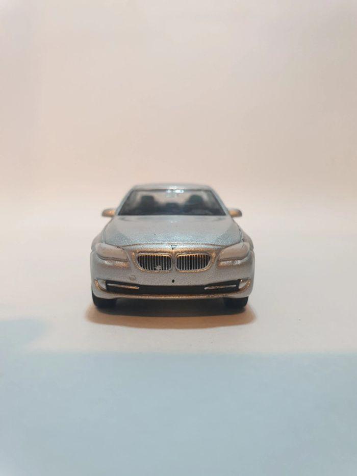 Welly BMW 535 i Serie 5 F10 Gris Métalisé n° 52319 - 1/64 - photo numéro 2