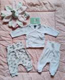 Lot gilet et deux pantalons bébé mixte différentes marques 1 mois