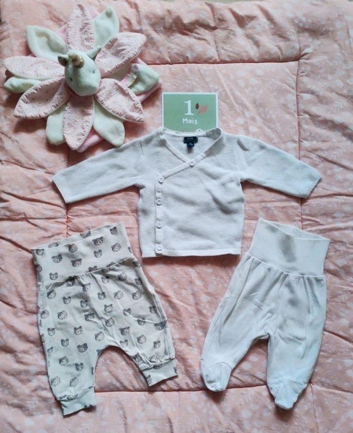 Lot gilet et deux pantalons bébé mixte différentes marques 1 mois - photo numéro 1