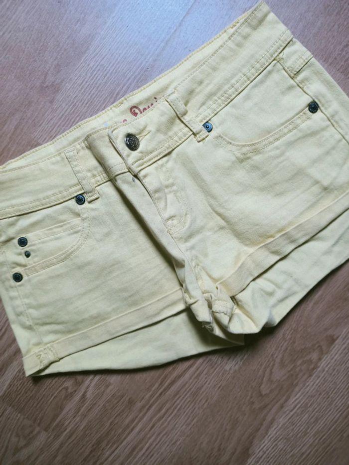 Short en jean jaune - photo numéro 1