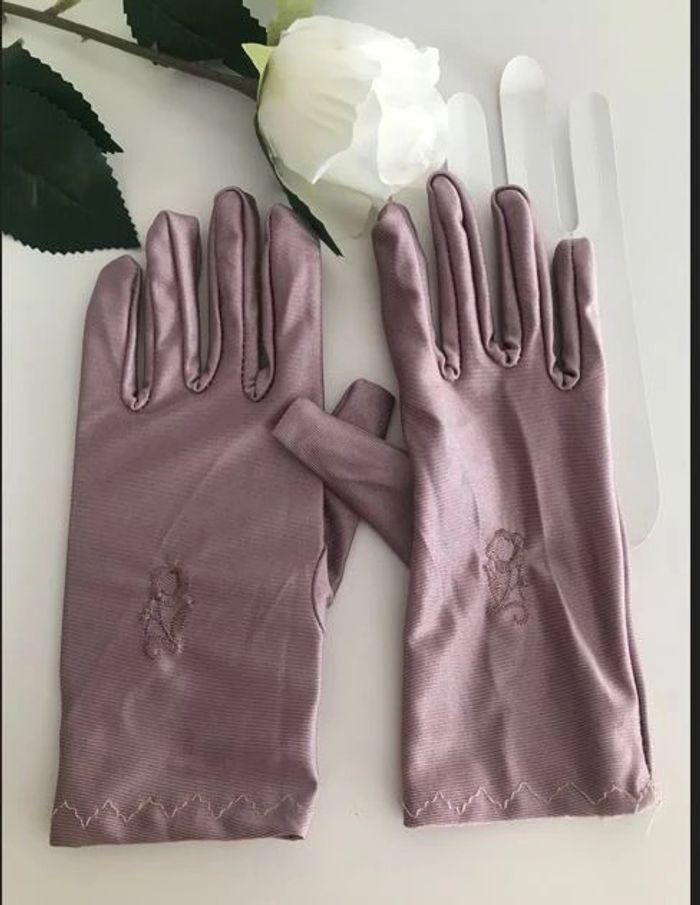 Paire de gants tactiles petite fleur brodée vieux rose🌸 - photo numéro 7