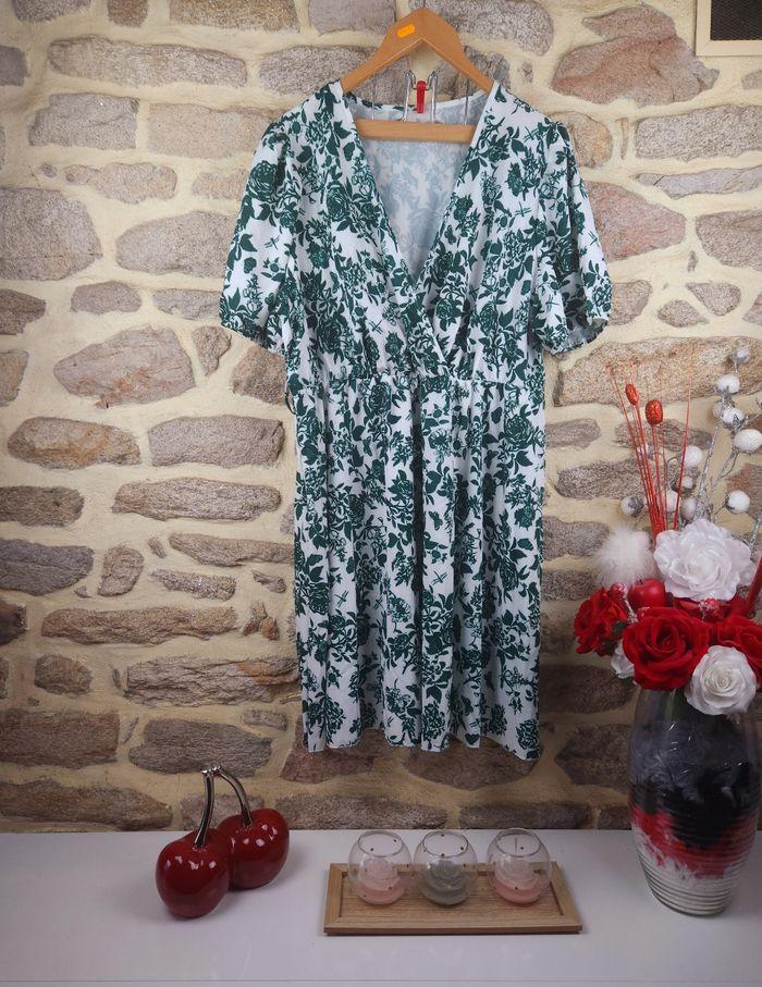 Robe manches bouffantes verte et blanche Femme taille 54 marque Boohoo 🍬 - photo numéro 1