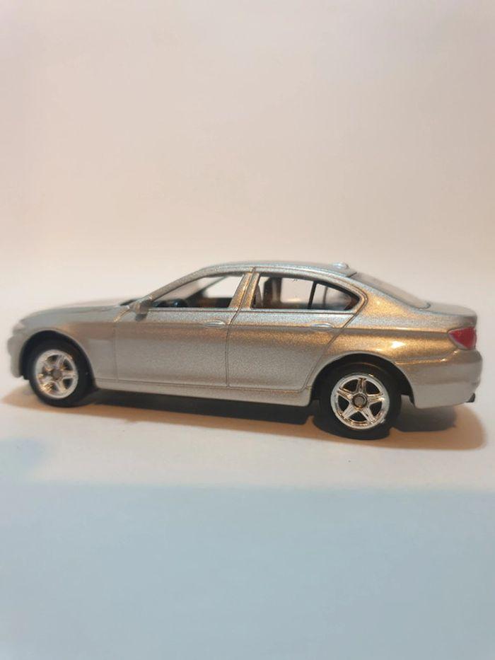 Welly BMW 535 i Serie 5 F10 Gris Métalisé n° 52319 - 1/64 - photo numéro 10